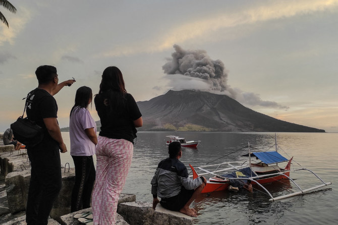 Beratus-ratus orang dipindahkan ketika gunung berapi memuntahkan awan abu di Indonesia